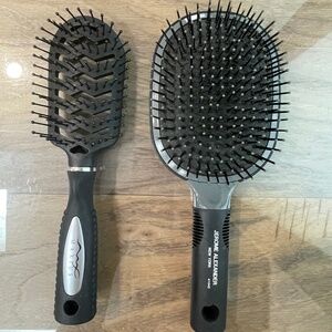 Excellent Condition 2-Piece Hair Brush Set